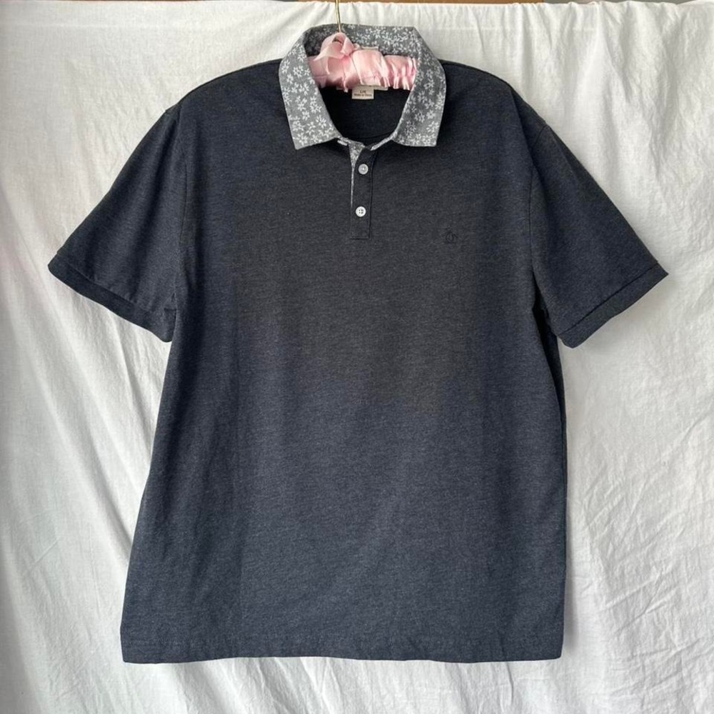 Grey polo with floral collar accents